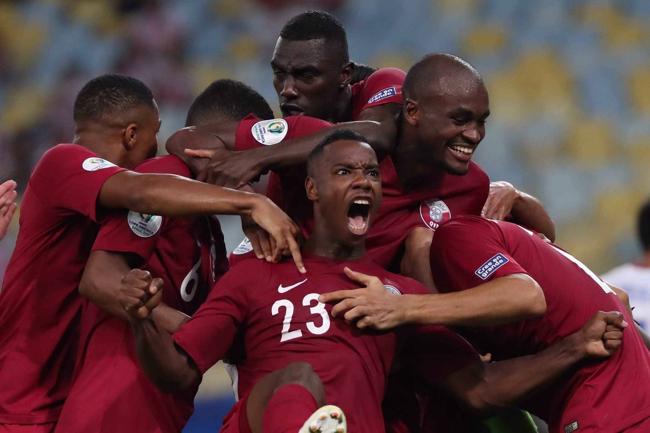 La rabbia della squadra del Qatar durante il gol che gli regala il pareggio contro il Paraguay in Coppa America. [Alexandre Brum - Imago]