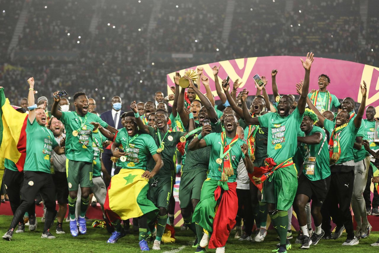 I Teranga Lions sollevano il trofeo della Coppa d'Africa.