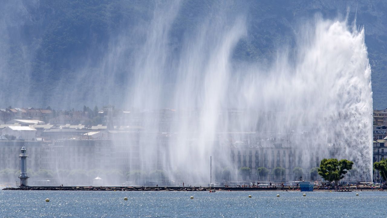 Le jet d'eau de Genève ne sera pas débranché cet hiver, malgré les économies d'énergie. [SALVATORE DI NOLFI - KEYSTONE]