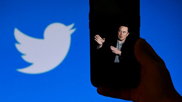 Twitter, que le multimilliardaire Elon Musk vient de racheter, a annoncé des licenciements massifs. [Olivier Douliery - AFP]
