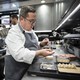 Le chef d'origine française Benoît Carcenat travaille dans sa cuisine de l'hôtel-restaurant "Valrose", le mercredi 2 novembre 2022, à Rougemont. [Anthony Anex - Keystone]