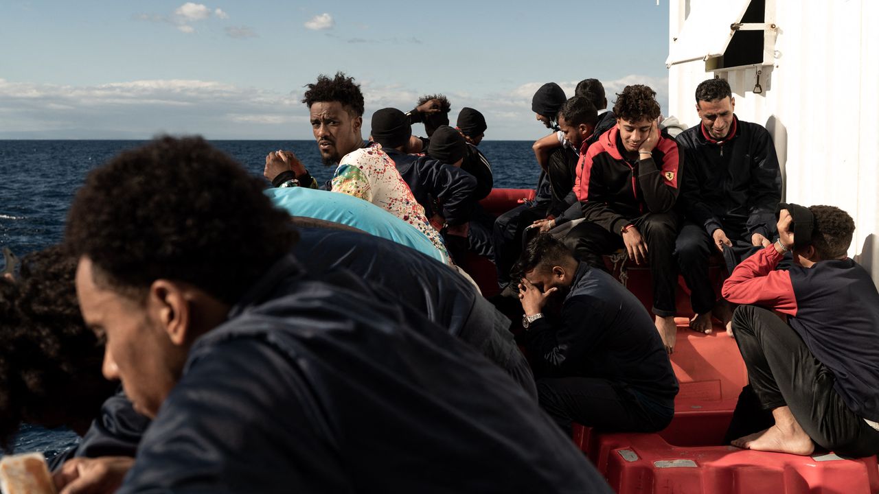 Des migrants photographiés sur le pont du navire humanitaire Ocean Viking le 6 novembre 2022. [Vincenzo Costa - AFP]
