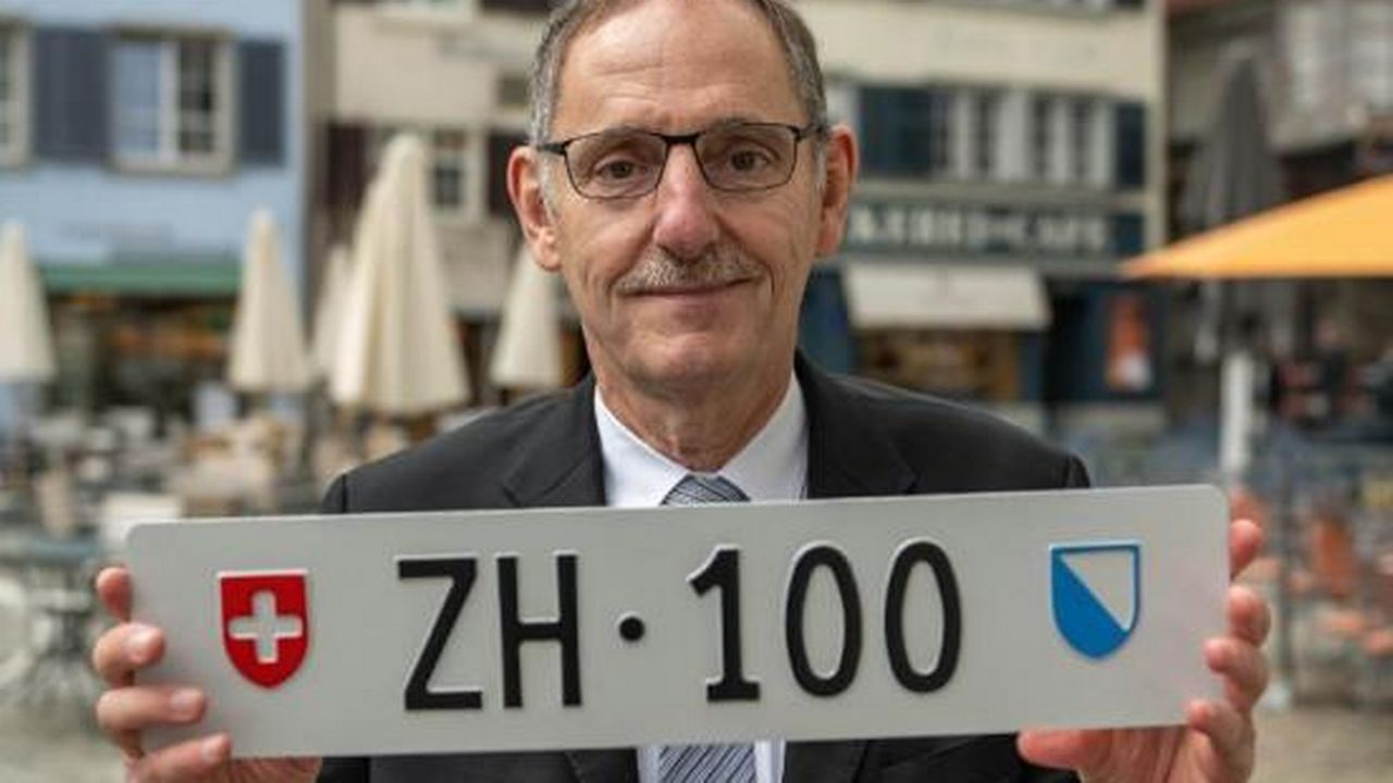 Le conseiller d'Etat zurichois Mario Fehr avec la plaque ZH 100. [zh.ch]