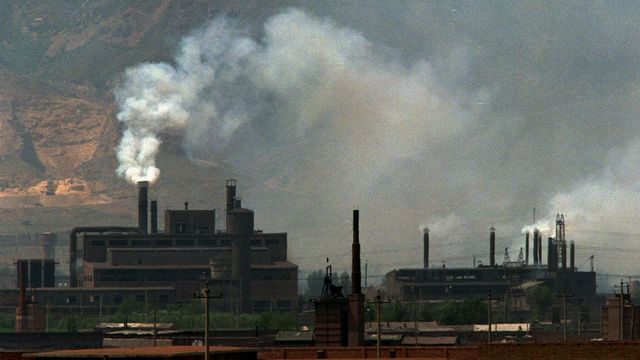 La fumée remplit l'air d'une cimenterie au charbon près de Datong dans la province chinoise du Shanxi. [Greg Baker - Keystone]