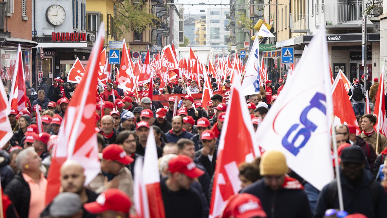 Les ouvriers du bâtiment défilent dans les rues de Zurich le vendredi 11 novembre. [Michael Buholzer - Keystone]
