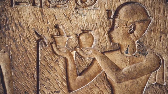 Pharaon faisant des offrandes à Osiris sur une surface de pierre au Musée égyptien du Caire [Wirestock - Depositphotos]