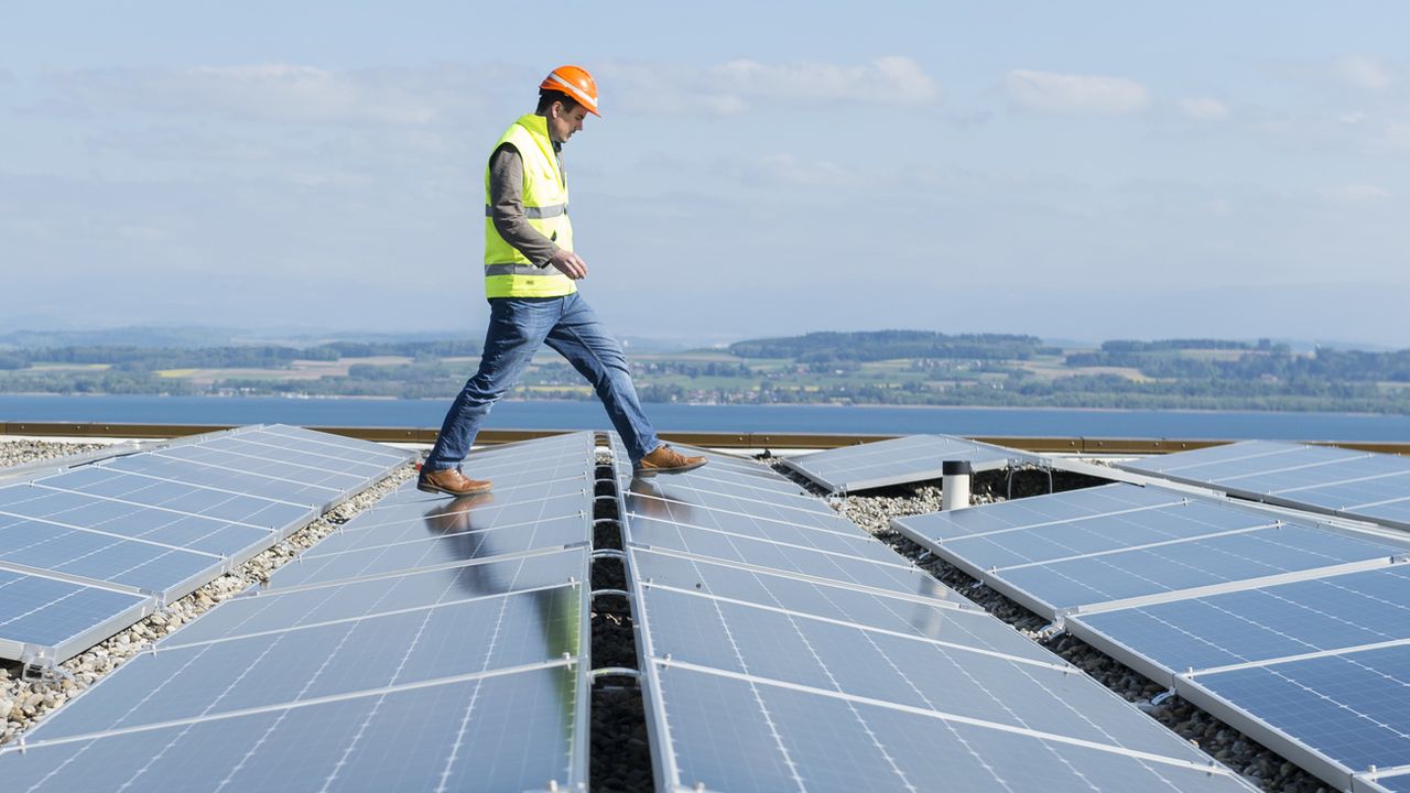 Vue des panneaux solaires de la nouvelle l'installation photovoltaïque sur le toit du Collège du Crêt-du-Chêne a Neuchâtel en 2017. [Thomas Delley - Keystone]