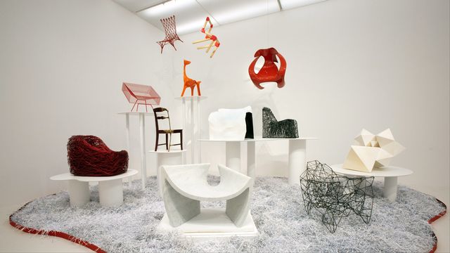 Vue de l'exposition "A chair and you" au MUDAC. [© Lucie Jansch - MUDAC]