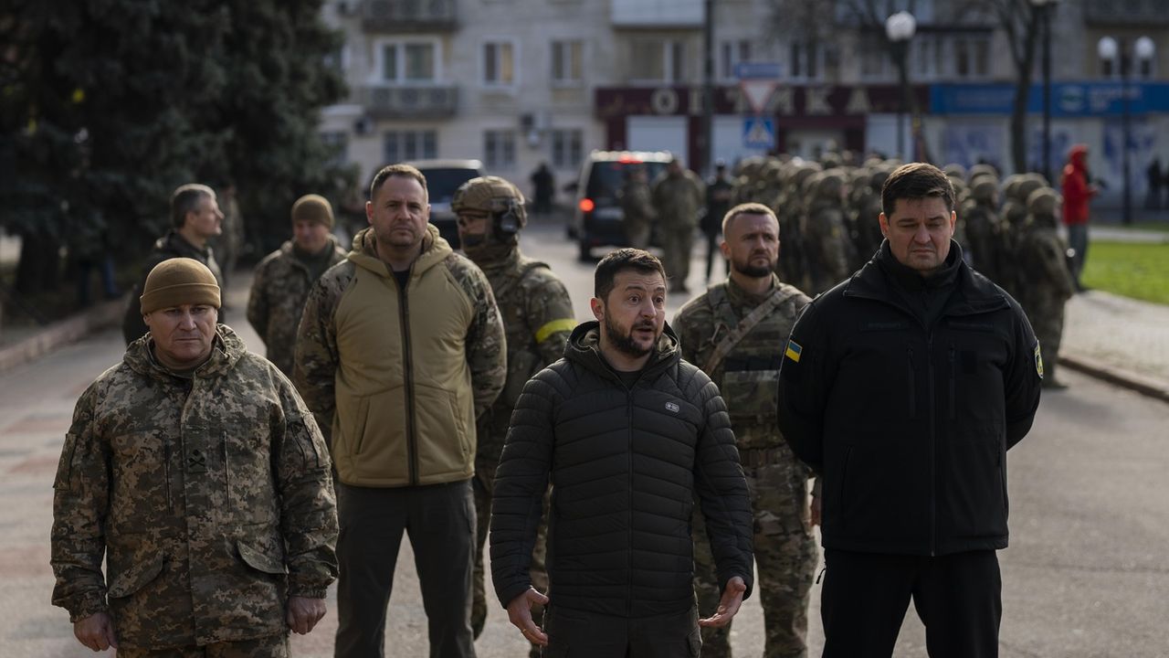 Lundi 14 novembre: le président ukrainien Volodymyr Zelensky a visité Kherson, ville récemment reconquise aux Russes. [Bernat Armangue - AP Photo]