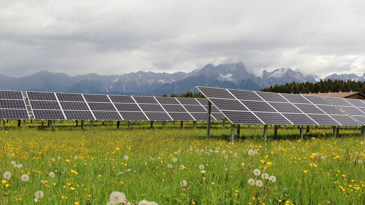Les panneaux solaires en Suisse. [Senohrabek - Depositphotos]