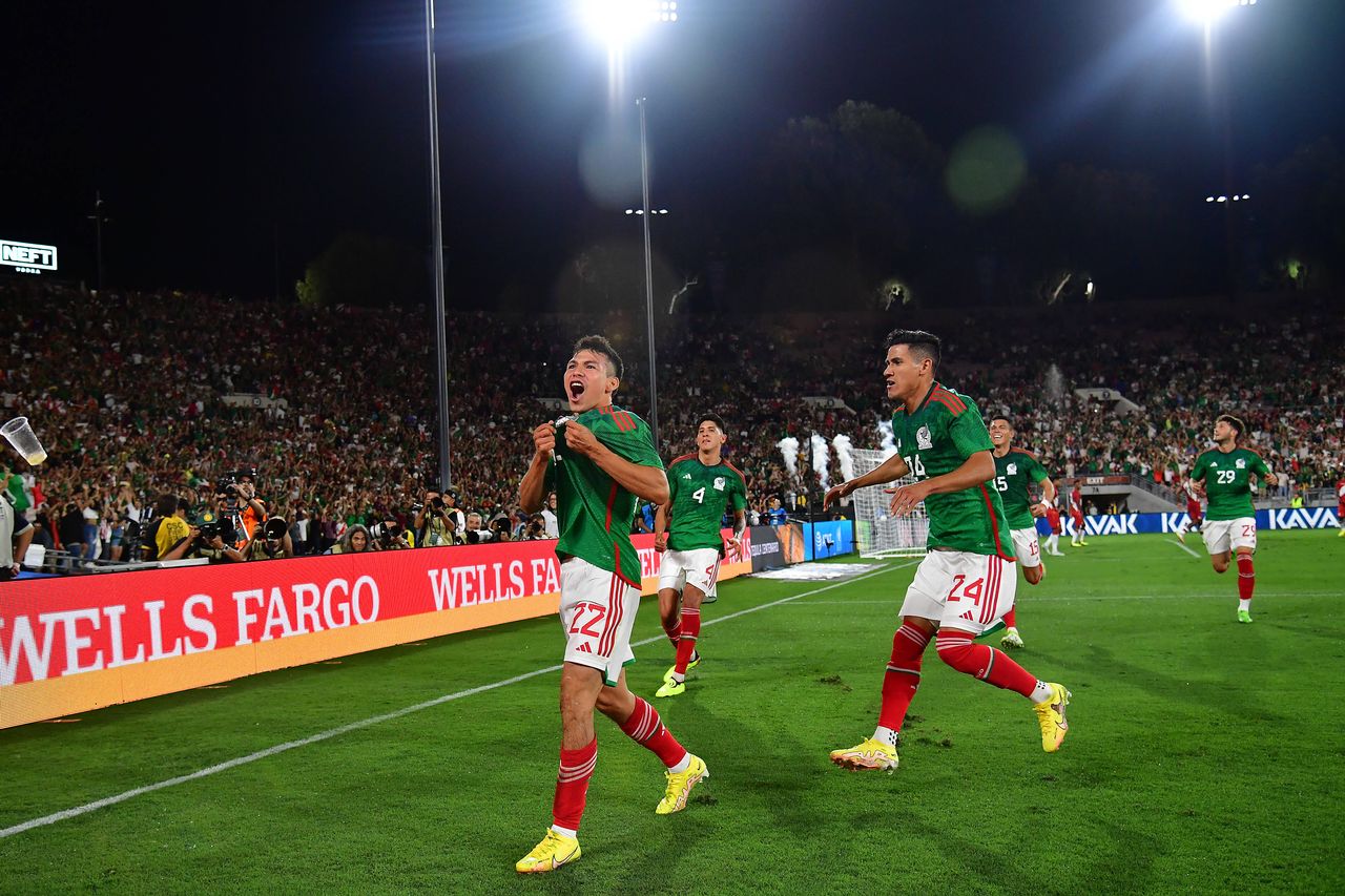 Hirving Lozano interacts with the crazy Mexican public. [Gary A. Vasquez - Imago]