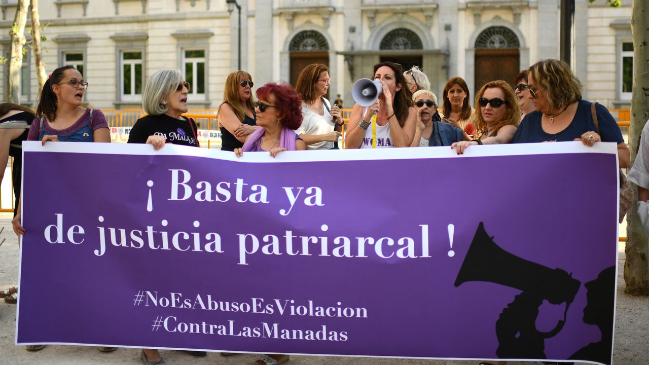 Un groupe de femmes molibisées en faveur d'une loi espagnole pour lutter contre le viol. [Gabriel Bouys - AFP]