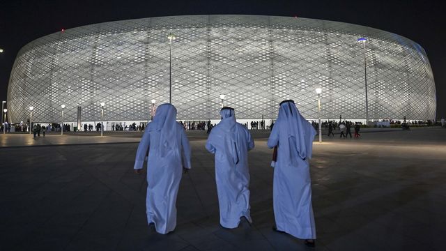 Des Qataris devant le stade Al Thumama. [NOUSHAD THEKKAYIL - Keystone]