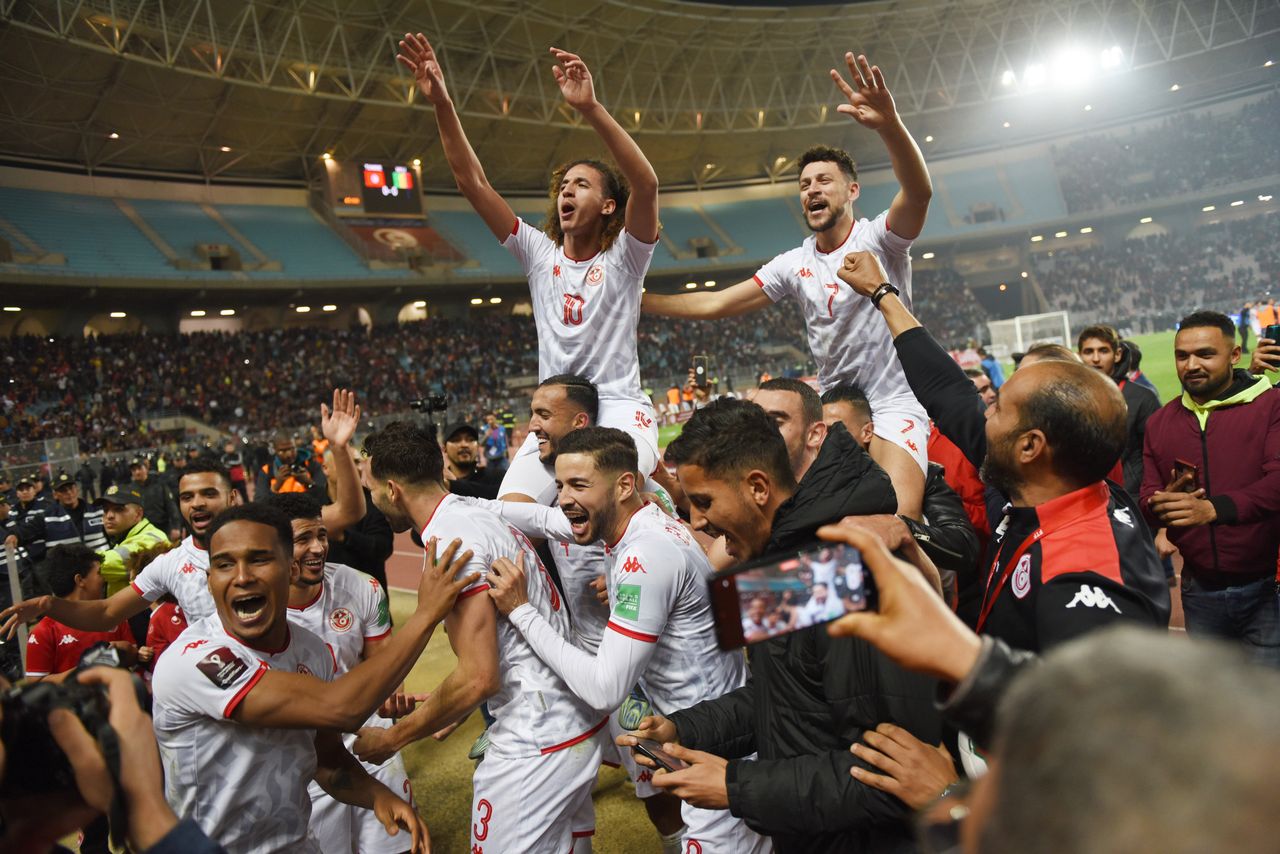 La alegría de los tunecinos tras su clasificación al Mundial de Qatar.
