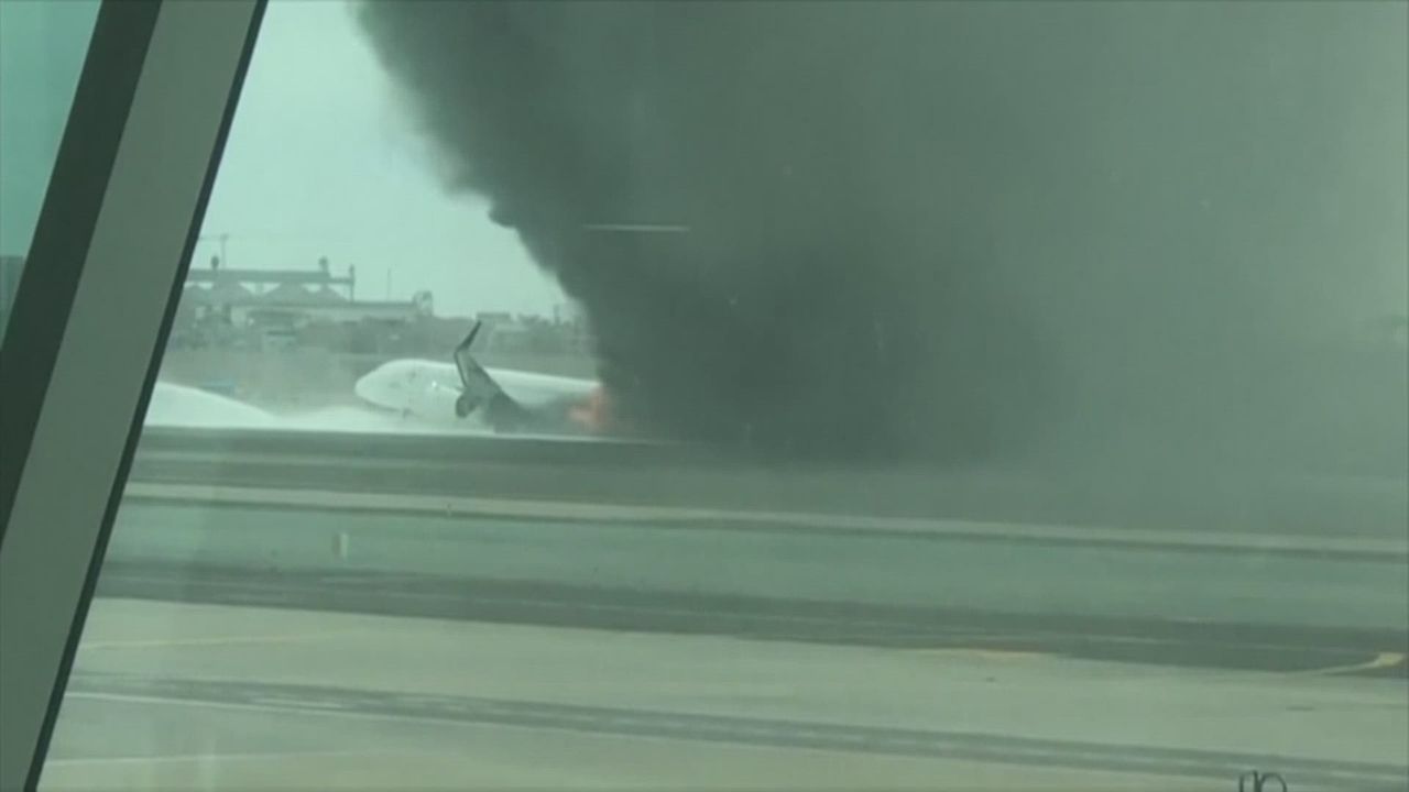 Un avion de ligne percute un camion et prend feu à Lima [RTS]