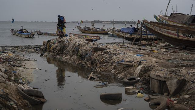 La pollution contamine la plage de Yarakh à Dakar, au Sénégal. [Leo Correa - AP Photo]
