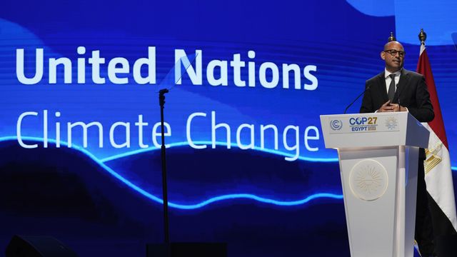 Simon Stiell parle durant la séance de clôture de la COP27. [Peter Dejong - AP Photo/Keystone]