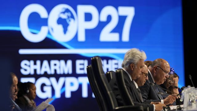 Le président de la COP27 s'exprime lors de la séance de clôture. [Peter Dejong - AP Photo/Keystone]