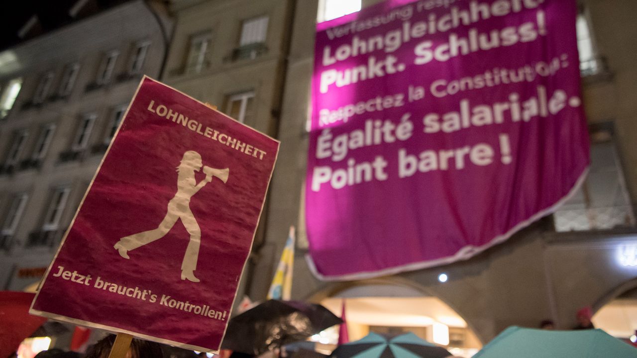 Manifestation pour l'égalité salariale hommes-femmes à Berne en janvier 2018. [Anthony Anex - Keystone]