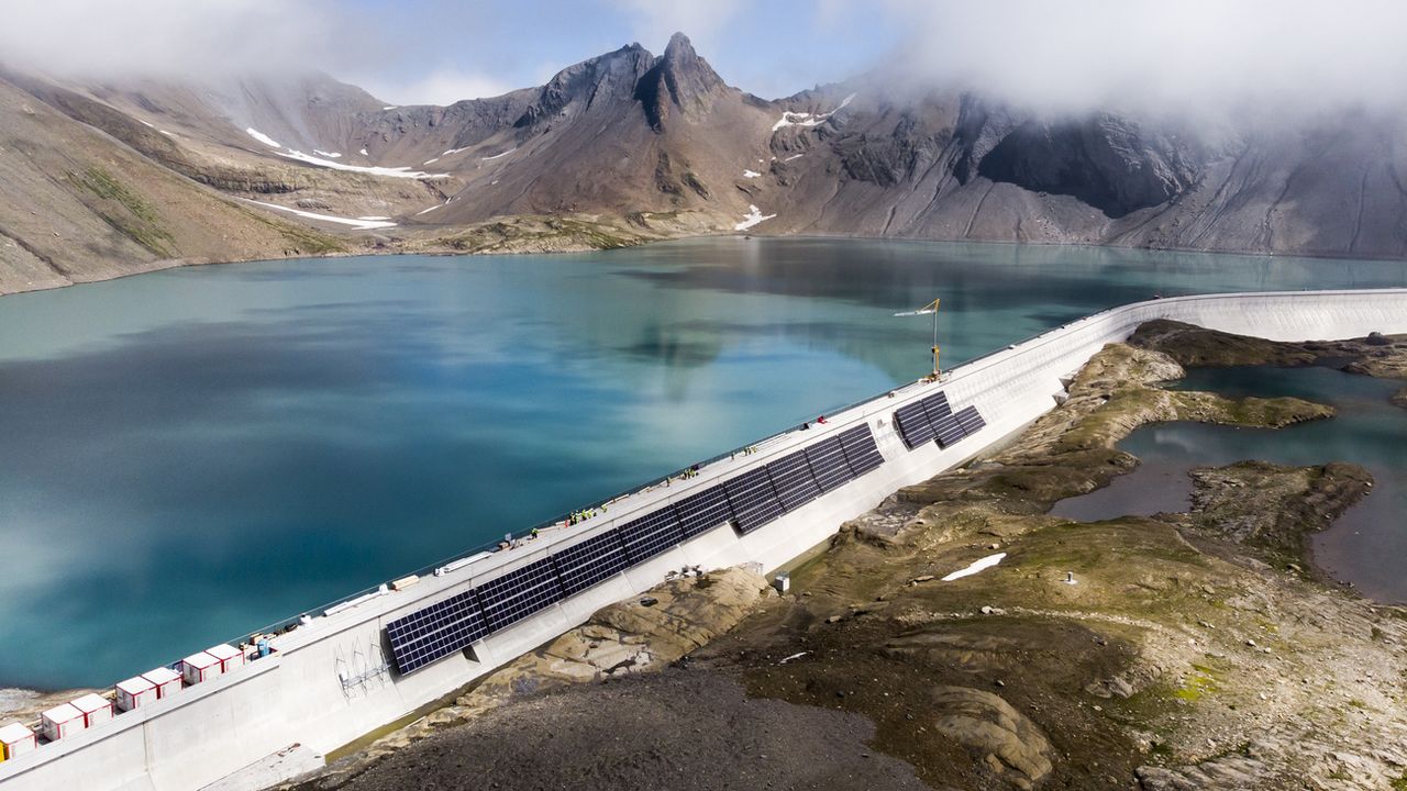 Axpo construit notamment des installations solaires sur des barrages, comme ici au Muttsee. [Gian Ehrenzeller - KEYSTONE]