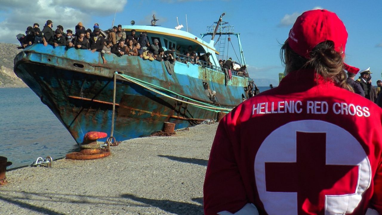 Le bateau a pu être remorqué jussqu'au port de Paleochora, en Crète. [Flashnews.gr/AFP - AFP]