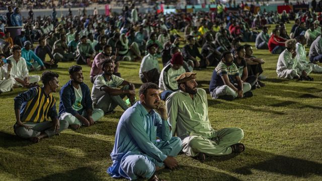 Des spectateurs regardent un match de la Coupe du Monde 2022 à Doha. [EPA/Martin Divisek - Keystone]