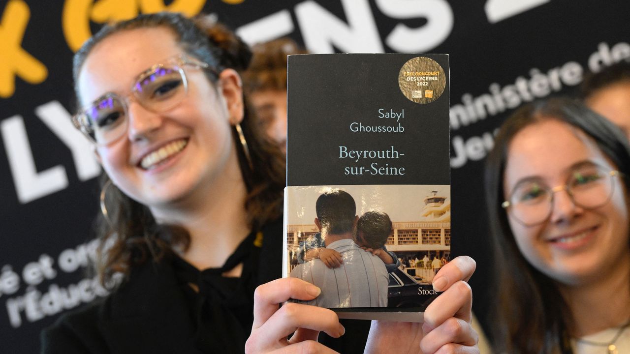 Blandine Lebrequier, membre du jury du "Prix Goncourt des lycéens 2022", présente le livre du lauréat Sabyl Ghoussoug: "Beyrouth-sur-Seine".  [Damien Meyer - AFP]