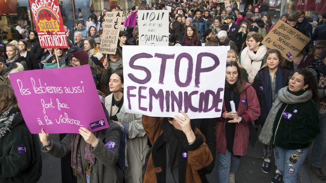 Manifestation contre les violences sexistes et sexuelles, à l'occasion de la journée internationale pour l'élimination de la violence à l'égard des femmes, ici le 23 novembre 2019 à Lausanne. [Laurent Gillieron - Keystone]