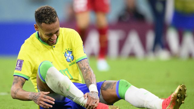 Neymar est sorti du terrain en boitant face à la Serbie. [Laurent Gillieron - Keystone]
