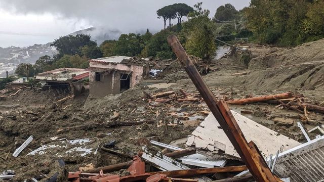 Un glissement de terrain provoqué par de fortes précipitations a emporté plusieurs bâtiments sur l'île italienne d'Ischia le 26 novembre 2022. [EPA/ANSA - Keystone]
