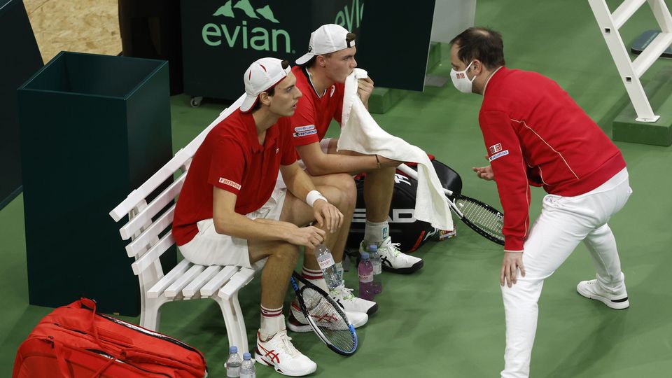 Severin Lüthi et ses joueurs vont avoir fort à faire pour se qualifier pour la Coupe Davis. [Peter Klaunzer - Keystone]