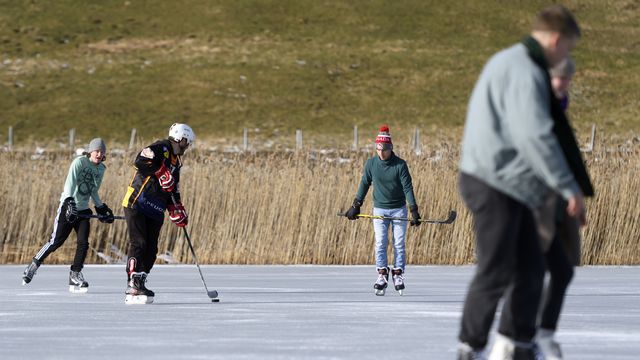 Il sera de moins en moins possible de patiner sur des lacs à l'avenir en Suisse. [Anthony Anex - Keystone]