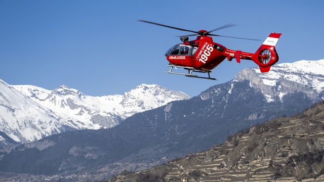 Un hélicoptère de la compagnie Air-Glaciers décolle de Sion le 2 mars 2022. [Jean-Christophe Bott - Keystone]