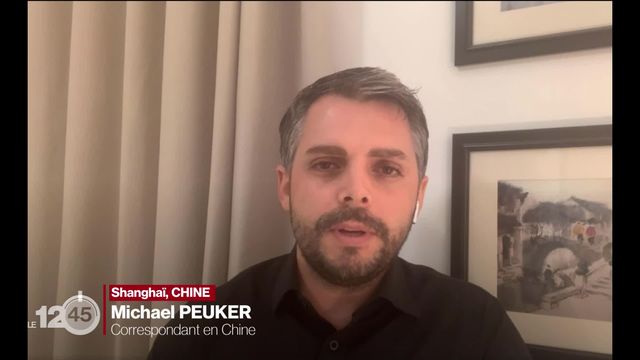 Le correspondant de la RTS Michael Peuker témoigne de son arrestation par la police chinoise quasiment en direct [RTS]