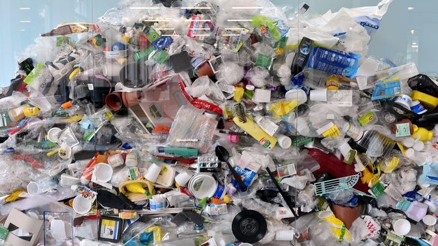 Pendant cinq jours depuis lundi, 200 pays sont réunis en Uruguay pour tenter de rédiger le premier traité mondial contraignant contre la pollution plastique. [Walter Bieri - Keystone]