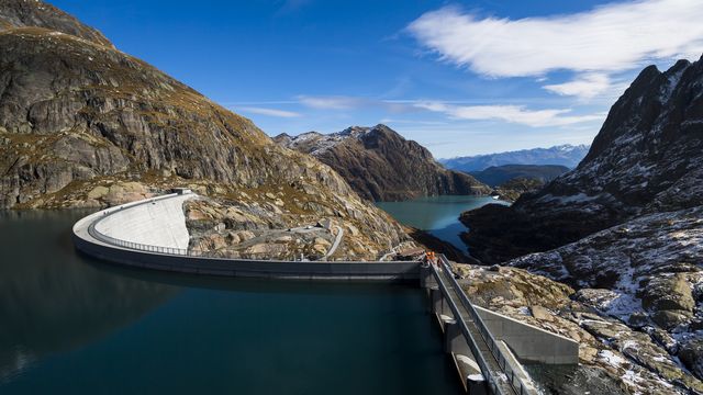 Le barrage du Vieux-Emosson et en contrebas celui d'Emosson en Valais, reliés par la centrale de Nant-de-Drance. [Jean-Christophe Bott - KEYSTONE]