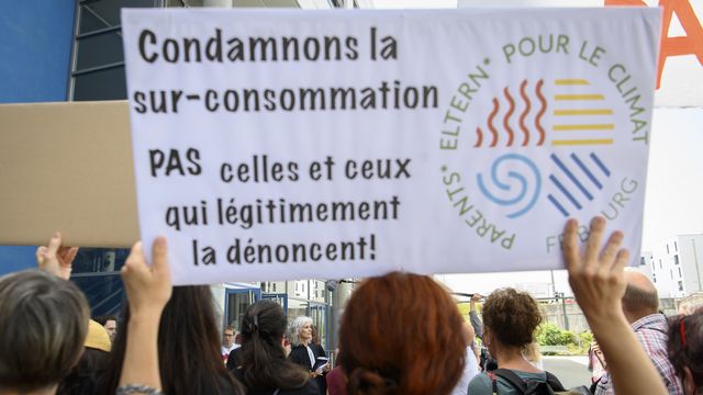 Une manifestation de soutien aux activistes du climat qui avaient bloqué un centre commercial à Fribourg en 2019 lors de leur procès en juin 2021 à Friourg. [Anthony Anex - Keystone]