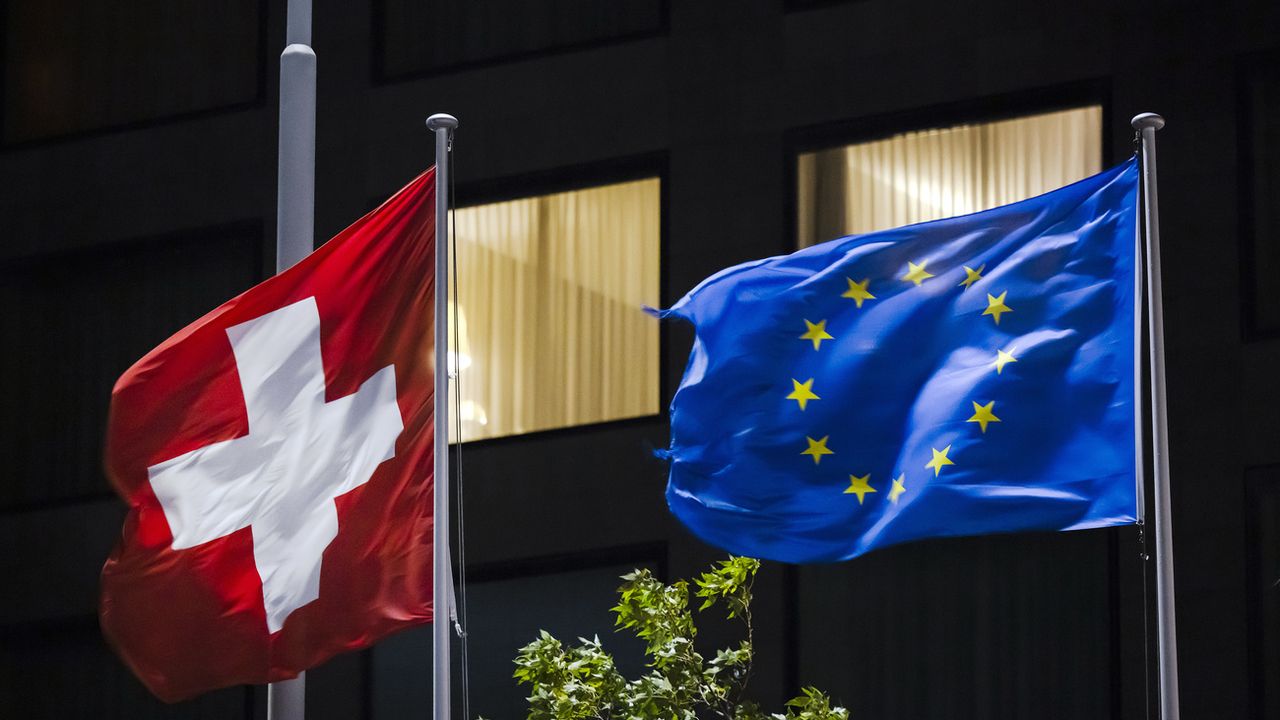 Un drapeau suisse et un drapeau européen. [Michael Buholzer - Keystone]