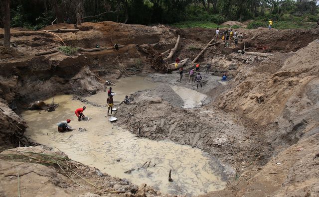 Prospectors searching for gold and diamonds near Gaga, Central African Republic. [Goran Tomasevic - Reuters]