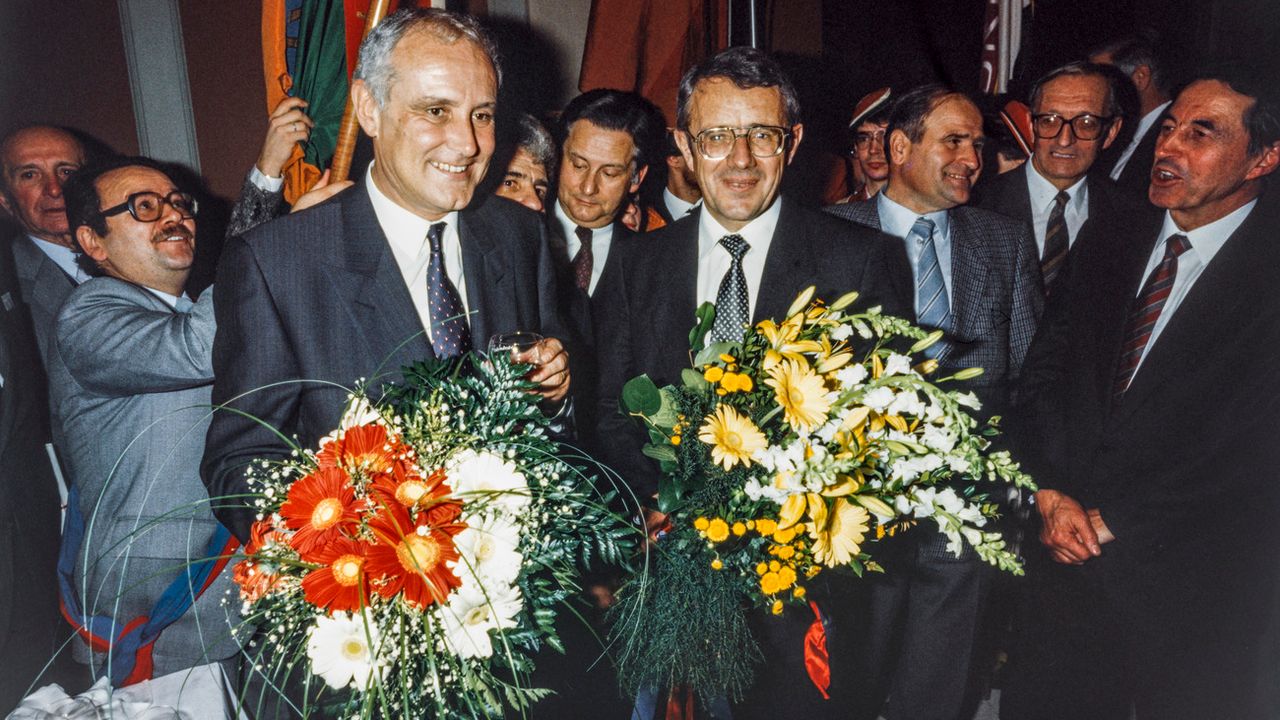 Le Tessinois Flavio Cotti et l'Appenzellois Arnold Kohler lors de leur élection au Conseil fédéral le 10 décembre 1986. [Str/Keystone]