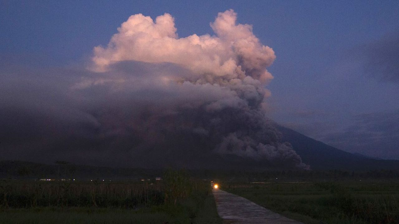 Le mont Semeru en éruption sur l'île indonésienne de Java, 04.12.2022. [Agus Harianto - AFP]