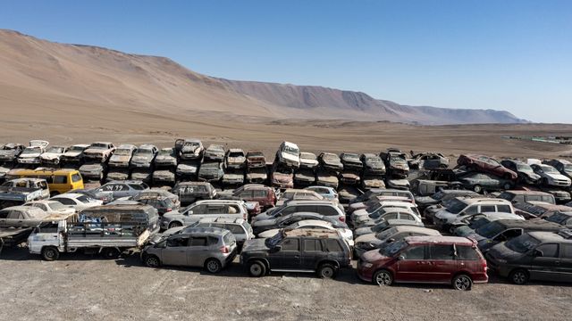 Des milliers de voitures provenant des Etats-Unis, du Japon ou de Corée du Sud s'entassent dans le désert d'Atacama. [Martin Bernetti - AFP]