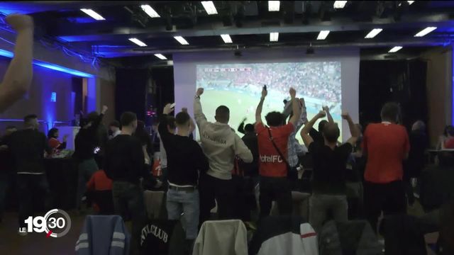 Les supporters suisses se sont enthousiasmés pour la Nati face à la Serbie. Reportage à la fan zone de Neuchâtel [RTS]