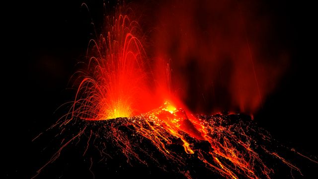 De la lave jaillit du Stromboli, en Italie, un volcan actif au moins depuis 2000 ans [ROBERT FRANCIS / ROBERT HARDING - AFP]