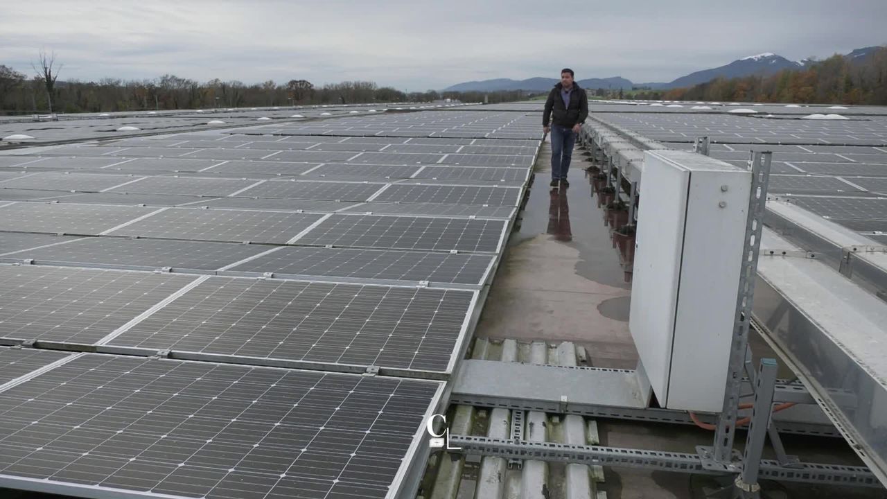 La plus grande centrale photovoltaïque de Suisse se trouve sur un toit industriel d’Onnens (VD) [RTS]