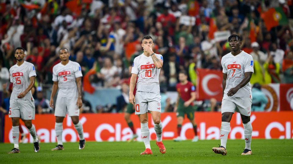 Les visages déconfits des joueurs suisses après le 2e but du Portugal. [Laurent Gillieron - Keystone]