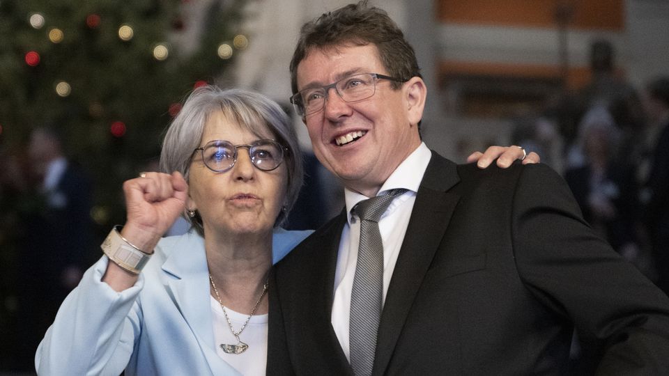 Elisabeth Baume-Schneider et Albert Rösti après leur élection, 07.12.2022. [Marcel Bieri - Keystone]
