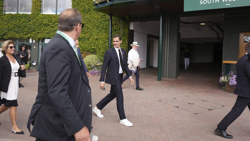 Roger Federer avait eu plus de facilité à entrer dans le Temple en plein tournoi, comme ce fut le cas en juillet dernier, aux côtés de sa maman et de son agent. [Alberto Pezzali - AP]