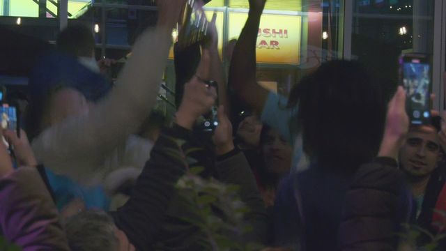 Les fans argentins fêtent la victoire à la Coupe du monde dans les rues de Lausanne [RTS]