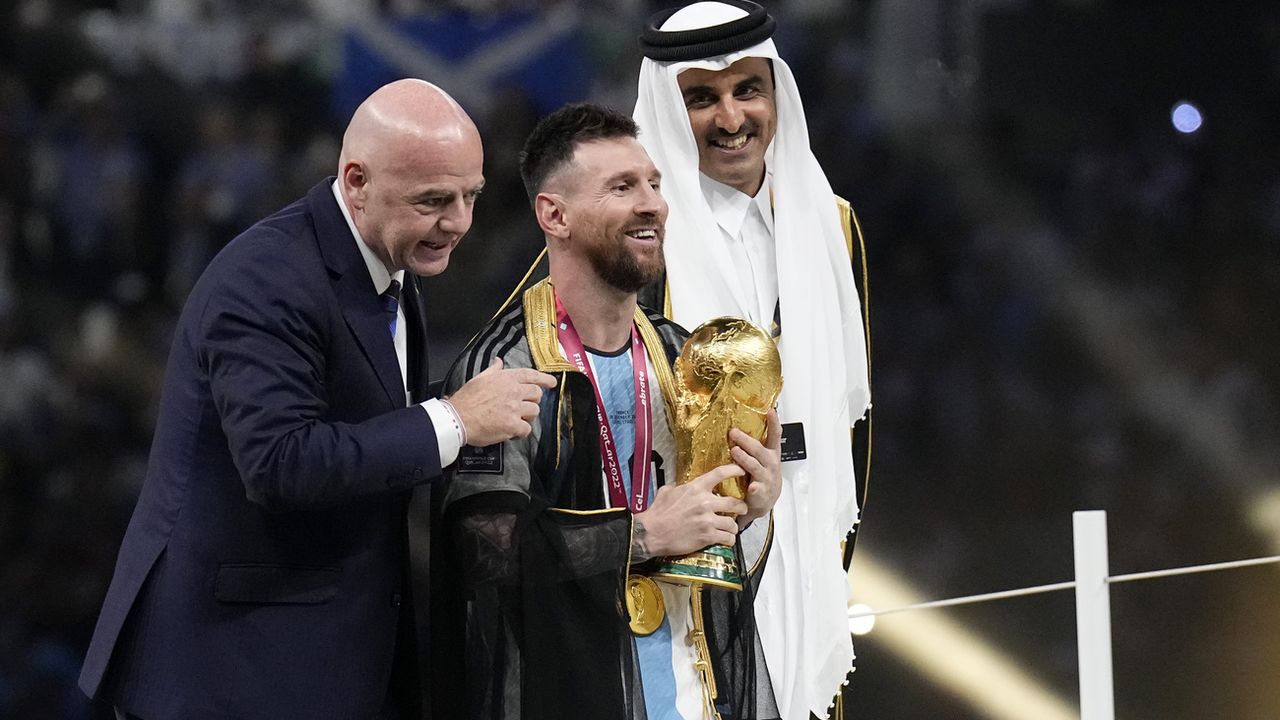Le Qatar et la FIFA sont les grands vainqueurs du bilan non sportif de la Coupe du monde. [Martin Meissne - AP Photo/KEYSTONE]